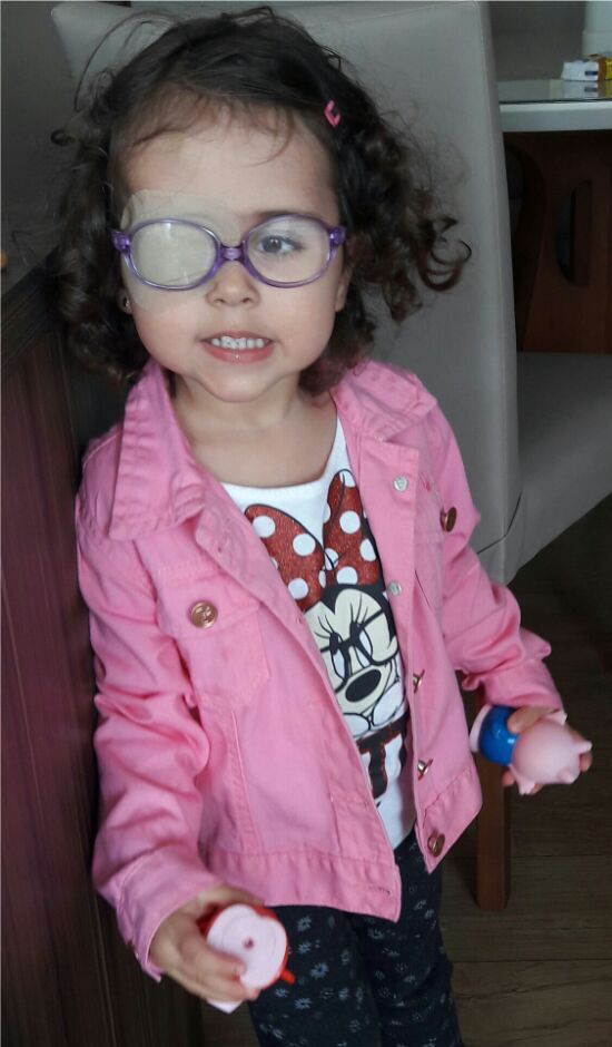 lais com seus óculos infantis lilás